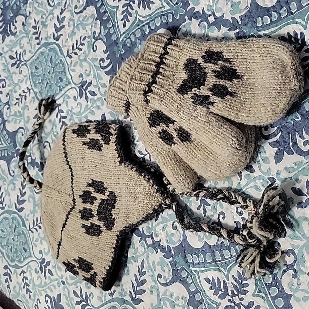 Sharanel Hat and Mittens with paw prints